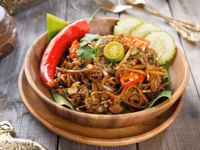 Món mỳ được làm từ mỳ trứng dai, xào với tỏi, hành, cải thảo, trứng, cà chua và thịt của Malaysia.