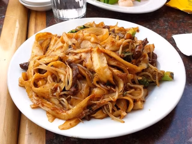 Mỳ dao cạo ăn cùng súp hoặc ăn khô với thịt heo và xốt đậu đen của Trung Quốc.