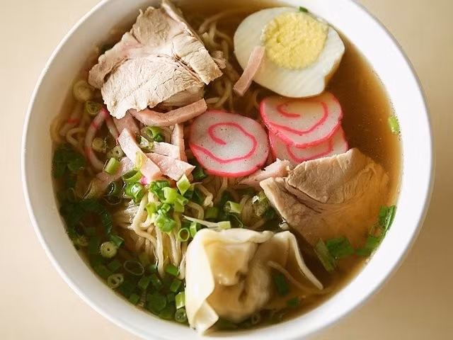 Món saimỳn ở Hawaii, Mỹ gồm mỳ trứng, nước dùng dashi kiểu Nhật Bản, hành lá và các phụ gia khác. Món này rất phổ biến và được yêu thích ở nhiều nước trên thế giới.