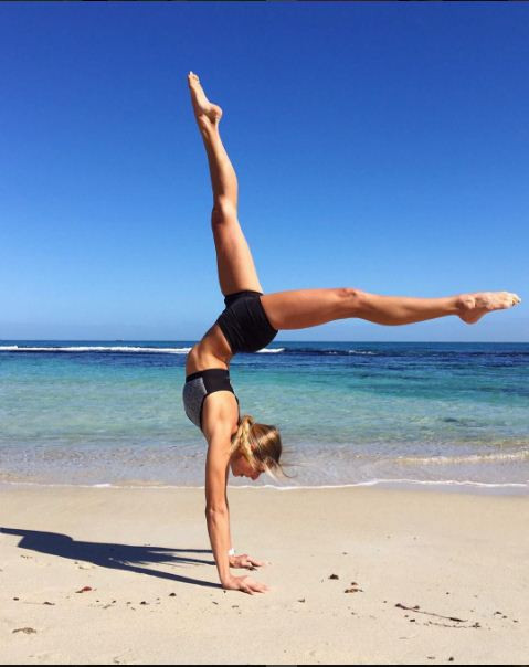 Amanda Bisk cô gái người Úc có thân hình tuyệt đẹp với các bài tập uốn dẻo, yoga và các bức ảnh cuốn hút.