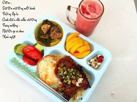 Một phần ăn trưa tuyệt ngon khác với canh sườn nấu dưa chua, trứng ốp la, sườn tảng nướng mỡ hành và tráng miệng cùng xoài chín nước ép dưa hấu.