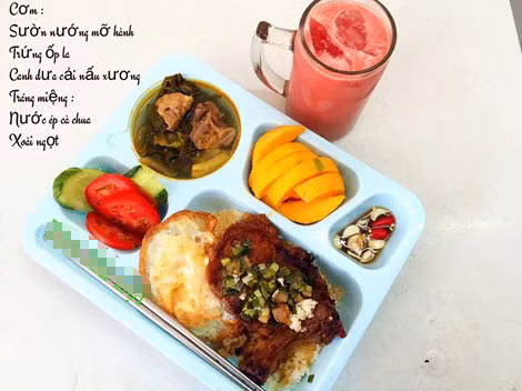 Một phần ăn trưa tuyệt ngon khác với canh sườn nấu dưa chua, trứng ốp la, sườn tảng nướng mỡ hành và tráng miệng cùng xoài chín nước ép dưa hấu.