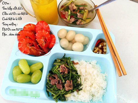 Tôm hấp nước cốt dừa, rau cần xào thịt bò, canh thịt bò lá lốt, tráng miệng nước cam và nho tươi cũng là lựa chọn tuyệt vời cho bạn.