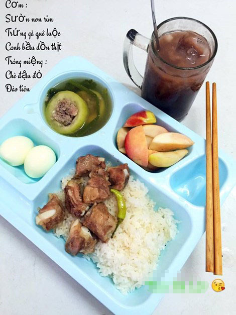 Ngày thứ 3 đổi bữa ăn trưa cùng sườn non rim mắm, trứng gà luộc dầm nước mắm, canh bầu nhồi thịt, tráng miệng với quả đào và chè đậu đỏ.