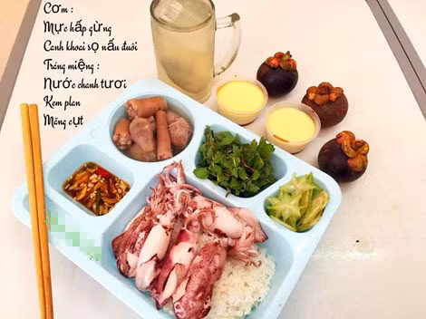 Nếu bạn mê hải sản, có thể chế biến canh khoai sọ nấu đuôi heo, mực hấp và ăn tráng miệng với măng cụt, caramen và nước chanh tươi.