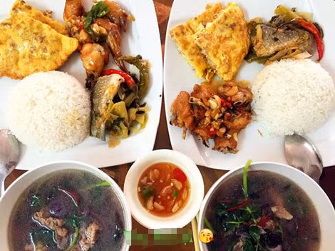 Một phần ăn khác với trứng đức thịt rán, canh gà chiên mắm tỏi, cá kho dưa chua và canh rau dền nấu thịt.