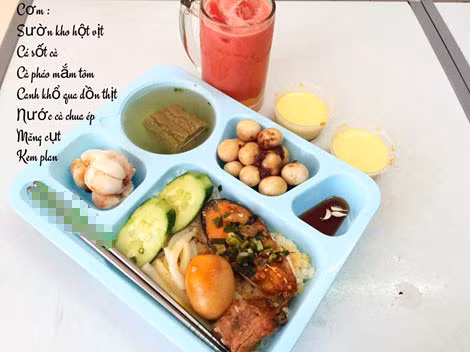 Một thực đơn bữa trưa khác giàu dinh dưỡng tốt cho sức khỏe gồm: Cá sốt cà, sườn kho trứng vịt, cà pháo dầm mắm tôm, canh mướp đắng nhồi thịt, trắng miệng với nước ép cà chua, caramen.