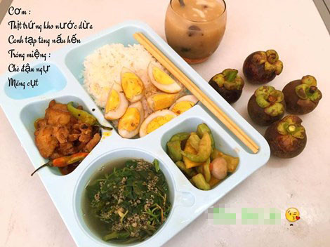 Ngày thứ 2, bạn có thể nấu nướng đơn giản với trứng kho nước dừa, thịt rang cháy cạnh, canh rau tạp nấu hết, dưa chuột muối xổi, tráng miệng măng cụt và chè đậu ngự.