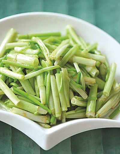 ... vì loại cần này đã được bón quá nhiều phân hóa học, phân bón qua lá.