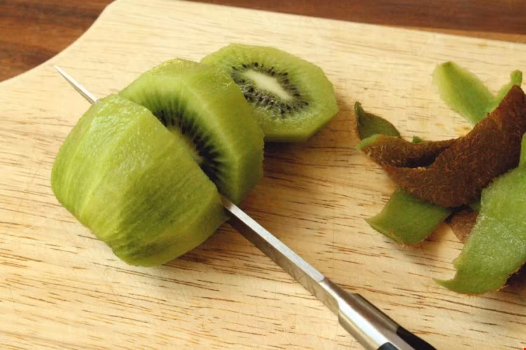 Quả kiwi tự trồng ăn vẫn ngon như mua ở hàng về nhưng nó ưu điểm hơn hẳn đó là đảm bảo độ sạch 100%.