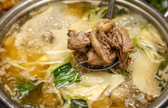 Măng nấu ngan là món ngon tuyệt nên lựa chọn để đổi bữa vào dịp cuối tuần. Măng ngan ăn kèm với bún rối hoặc cơm đều phù hợp.