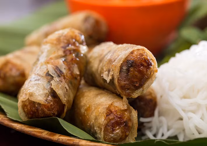 Nem ngan thường được chế biến bằng phần thịt lườn ngan xay nhuyễn trộn cùng giá, mộc nhĩ, miến, trứng và một số gia vị khác sau đó cuộn lại chiên giòn. Nem ngan thường kết hợp ăn cùng bún.