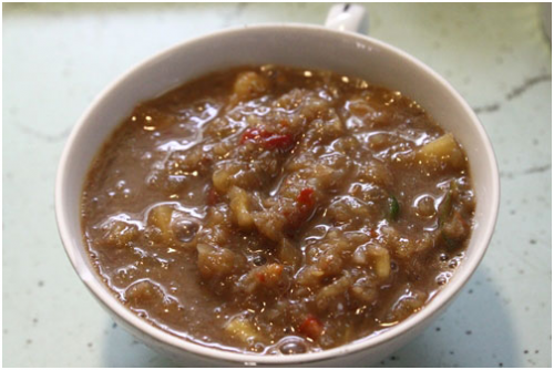 Mắm nêm: Ở mỗi tỉnh miền Trung đều có 1 loại mắm nêm với hương vị hơi khác nhau một chút. Mắm nêm hợp nhất khi chấm thịt luộc, bánh tráng cuốn thịt heo.