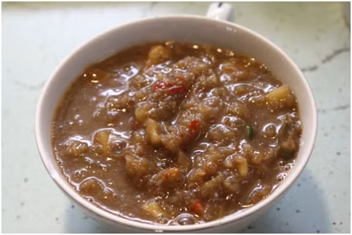 Mắm nêm: Ở mỗi tỉnh miền Trung đều có 1 loại mắm nêm với hương vị hơi khác nhau một chút. Mắm nêm hợp nhất khi chấm thịt luộc, bánh tráng cuốn thịt heo.