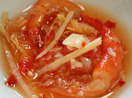 Mắm tôm chua Huế. Vị ngọt cay, mặm thơm cực kỳ hấp dẫn. Tôm chua dầm với nước mắm chấm rau muống thì ngon hết xảy. Ngoài ra dầm tôm chua với cà muối cũng không gì sánh bằng.