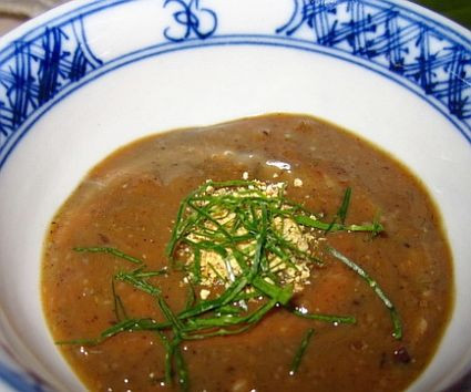 Mắm rươi nổi tiếng của vùng Tứ Kỳ, Hải Dương. Mắm rươi ngọt đậm, thơm hợp để chấm thịt luộc và các loại rau luộc.