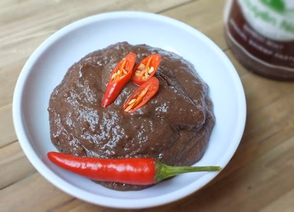 Mắm ruốc được làm từ con ruốc biển. Khá nhiều người nhầm mắm ruốc với mắm tôm, tuy nhiên điểm khác biệt chính là mắm ruốc ăn có vị ngọt đậm, thơm hơn hẳn.