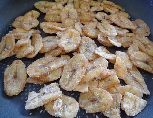  Bước 6: Bạn bắc chảo ra thì vẫn tiếp tục đảo nhẹ tay đến khi chuối trong chảo nguội hoàn toàn thì cho vào lọ thủy tinh đậy kín rồi bảo quan trong ngăn mát tủ lạnh cho bé ăn dần.