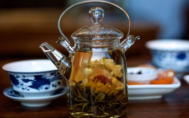 Bài thuốc chữa mất ngủ từ hoa nhài: Nếu chỉ mất ngủ trong thời gian ngắn, bạn nên sử dụng 10g hoa nhài kết hợp với 10g tâm sen, 10g hạt muồng sắc uống ngày 1 thang, chia làm 3 lần, uống 3 – 5 ngày liên tục.