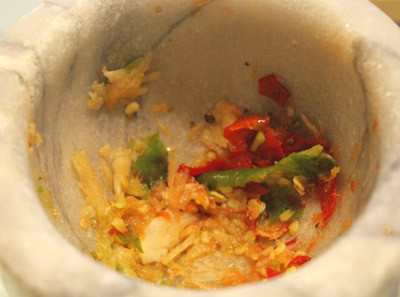 Cách pha: Đầu tiên bạn xay nhỏ tỏi và ớt bằng máy xay hoặc dùng cối để giã nát. Sả bóc sạch vỏ bên ngoài sau đó thái nhỏ băm nát rồi cho vào bát. Tiếp đó bạn hãy cắt quất rồi vắt quất vào bát sả khuấy đều để tinh dầu sả thôi ra nước quất.