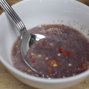 Cách pha: Đổ mắm tôm ra bát, cho đường và giấm vào đánh cho tan đường. Tiếp đó cắt nước quất vào bát giữ lại vỏ quất.