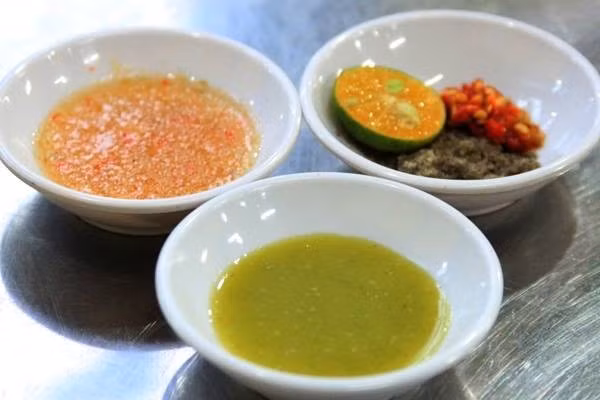 Cách pha nước chấm cua ghẹ hải sải với vỏ quất.