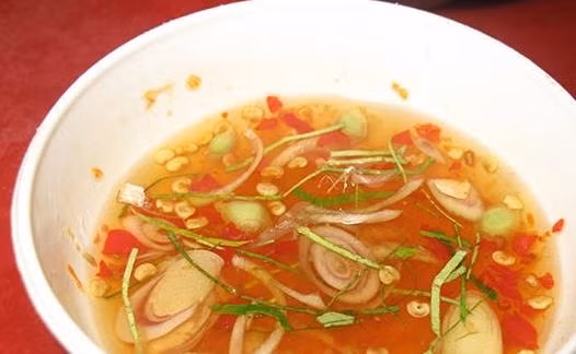 Bước tiếp theo, cho tất cả những nguyên liệu như: đường, bột canh, mì chính, tiêu, nước quất sả giữ lại sả và hỗn hợp tỏi ớt đường vào máy xay nhuyễn, nêm nếm lại 1 lần nữa cho hợp khẩu vị. 