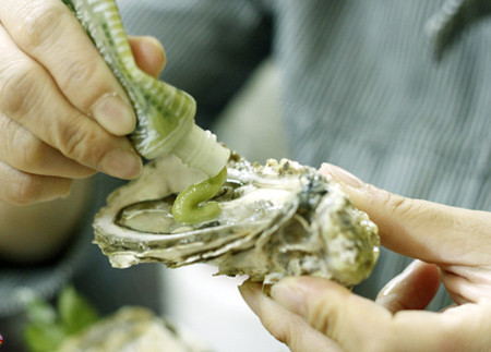 Hàu sống ăn kèm mù tạt tốt cho sức khỏe đặc biệt là nam giới.