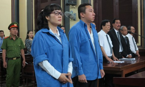 Huyền Như và Tuấn tại Tòa sáng nay. Nguồn ảnh: CAND