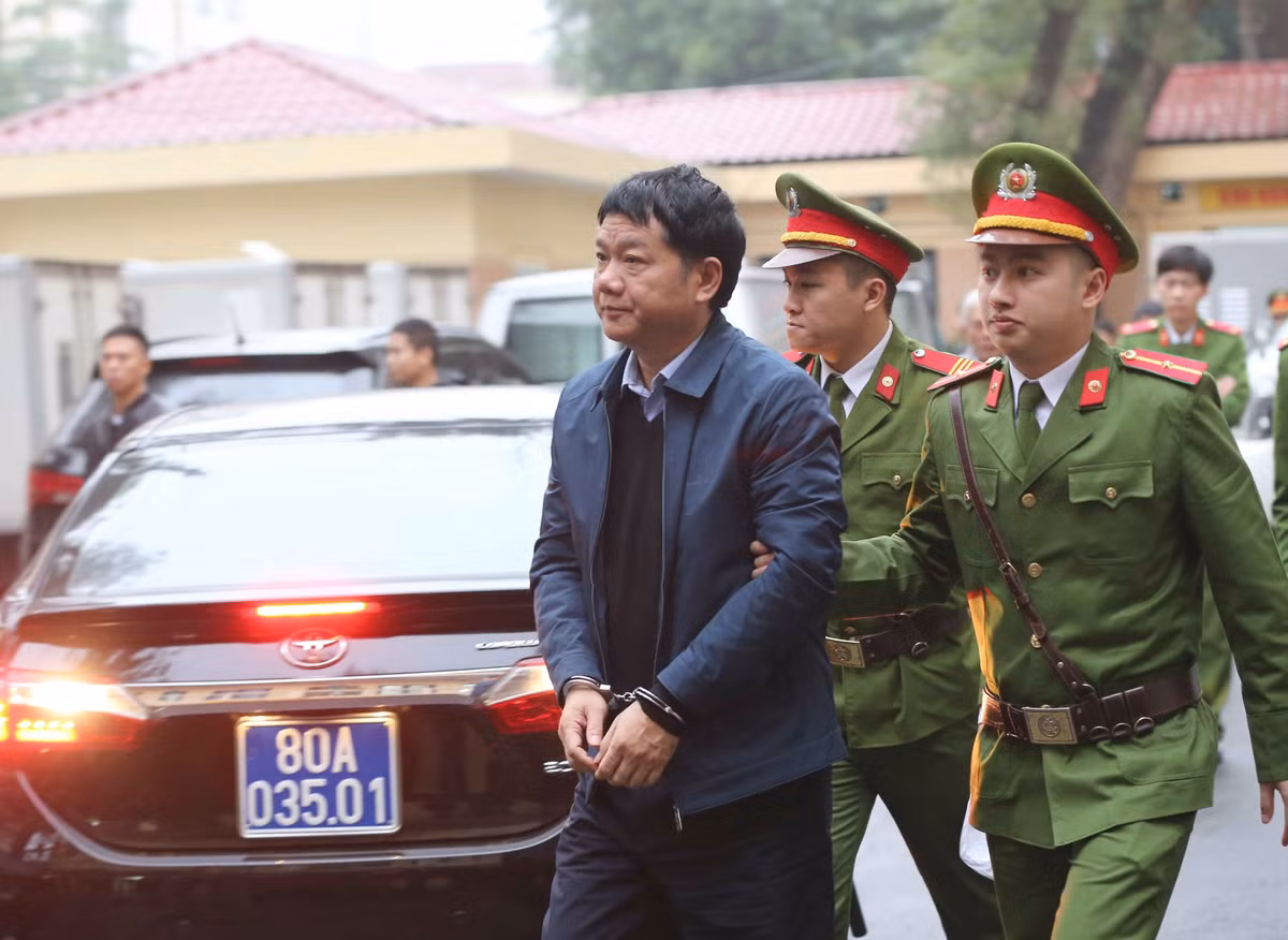 Ông Đinh La Thăng được dẫn giải tới Tòa với chiếc còng tay. Nguồn ảnh: Zing