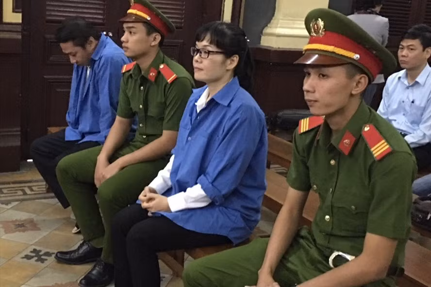 Huyền Như luôn tỏ ra tươi tỉnh trong phiên xử hôm nay. Nguồn ảnh: Lao Động