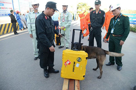 Sử dụng chó nghiệp vụ kiểm soát người, đồ vật trong đợt bảo dưỡng tổng thể nhà máy lọc dầu Dung Quất.