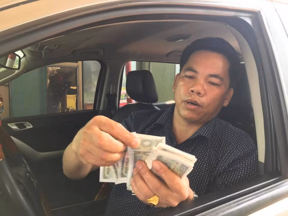 Chiêu dùng tiền mệnh giá nhỏ khiến nhiều trạm BOT khốn đốn. Nguồn ảnh: Vietnamnet
