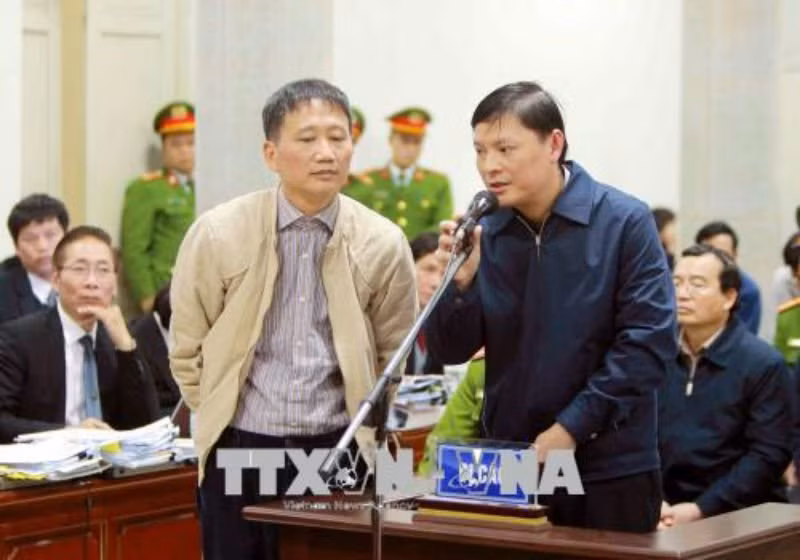 Quay trở lại vụ án ở PVN và PVC, ngoài ông Thăng và Thanh, hàng chục đồng phạm từng giữ chức vụ lớn tại PVN, PVC, BQL Dự án Nhà máy Nhiệt điện Thái Bình 2 cũng sẽ ăn Tết trong tù. Trong ảnh là ông Nguyễn Anh Minh – nguyên Phó TGĐ PVC (bên phải) bị tuyên 16 năm tù tại phiên sơ thẩm. Nguồn ảnh: TTXVN