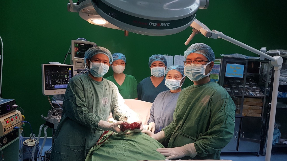 Cắt bướu giáp khổng lồ cho bệnh nhân mắc basedow 12 năm - Hình 2 Cat buou giap khong lo cho benh nhan mac basedow 12 nam-Hinh-2