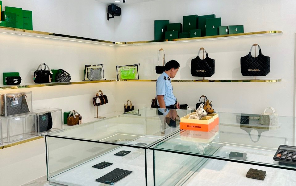 Đà Nẵng xử phạt cửa hàng bày bán sản phẩm giả mạo nhãn hiệu Da Nang xu phat cua hang bay ban san pham gia mao nhan hieu