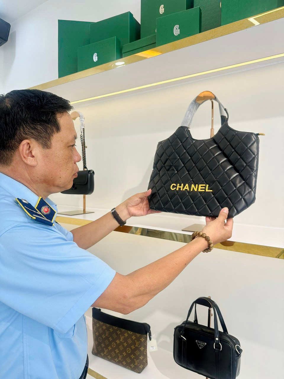 Đà Nẵng xử phạt cửa hàng bày bán sản phẩm giả mạo nhãn hiệu - Hình 2 Da Nang xu phat cua hang bay ban san pham gia mao nhan hieu-Hinh-2