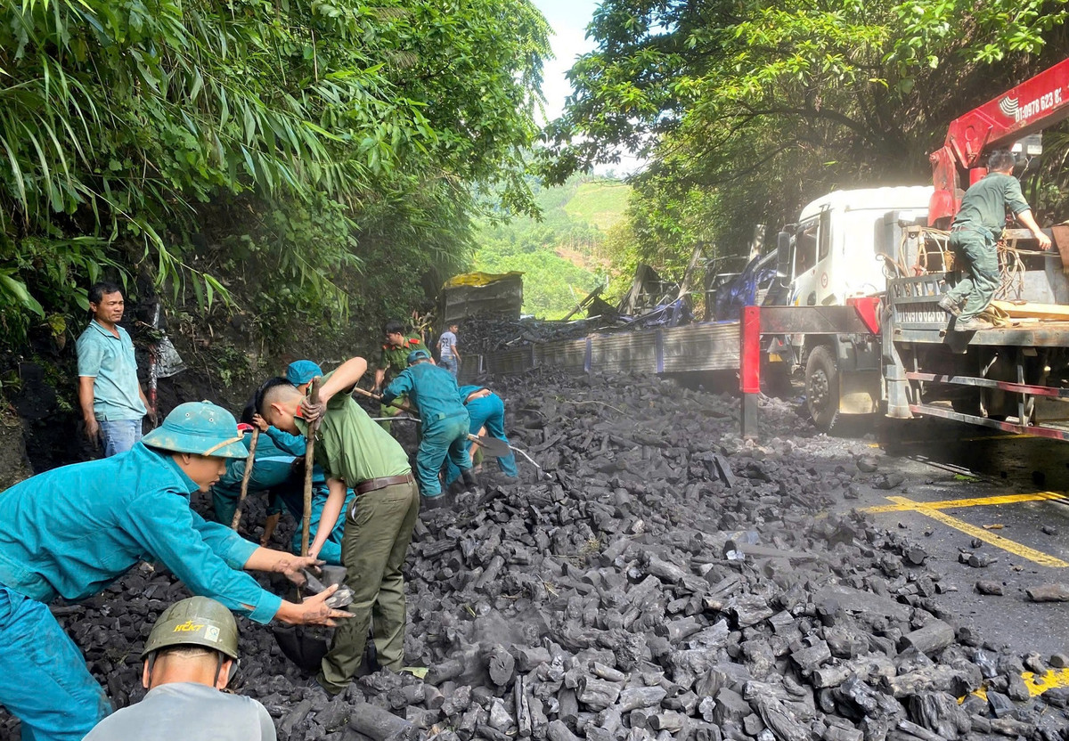 Xe chở than tông vào taluy ở Quảng Nam khiến 2 người thương vong Xe cho than tong vao taluy o Quang Nam khien 2 nguoi thuong vong