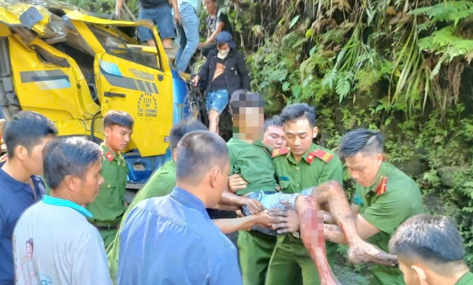 Xe chở than tông vào taluy ở Quảng Nam khiến 2 người thương vong - Hình 2 Xe cho than tong vao taluy o Quang Nam khien 2 nguoi thuong vong-Hinh-2