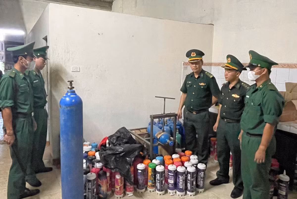 Đà Nẵng: Phát hiện gần 400 bình khí cười không hoá đơn, chứng từ Da Nang: Phat hien gan 400 binh khi cuoi khong hoa don, chung tu