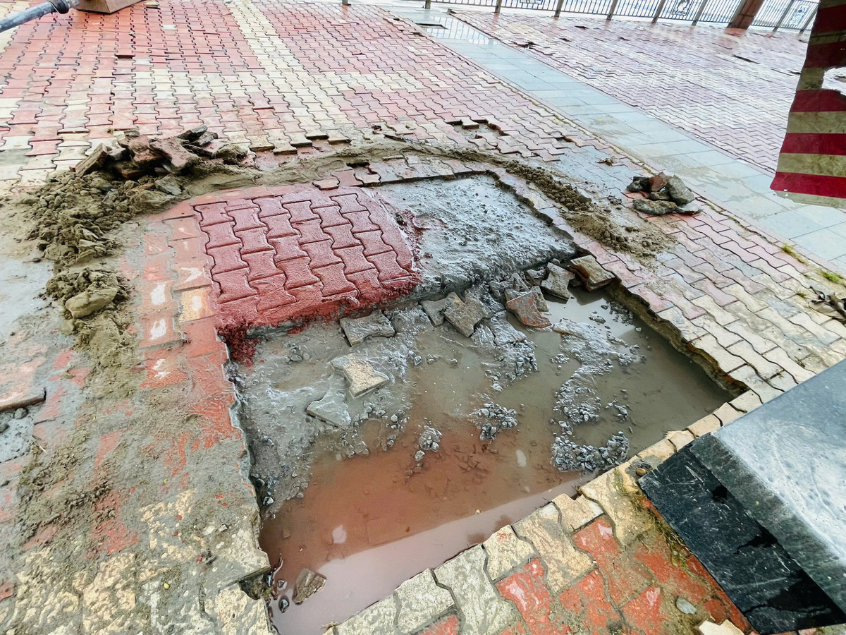 Đà Nẵng: Đổ bê tông vỉa hè đường Như Nguyệt để chống sóng - Hình 3 Da Nang: Do be tong via he duong Nhu Nguyet de chong song-Hinh-3