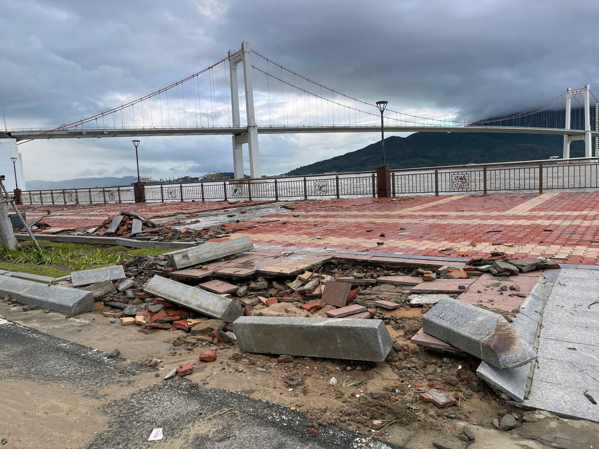 Đà Nẵng: Đổ bê tông vỉa hè đường Như Nguyệt để chống sóng - Hình 2 Da Nang: Do be tong via he duong Nhu Nguyet de chong song-Hinh-2