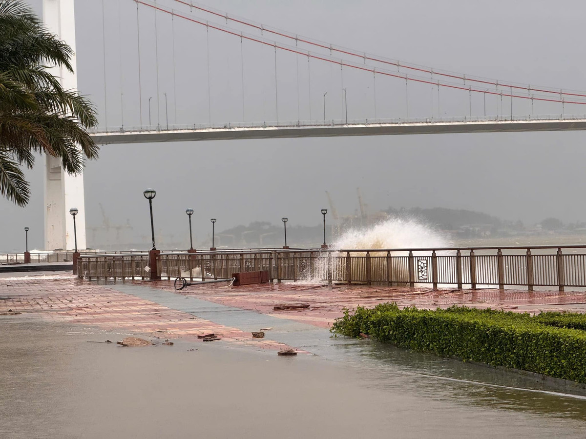 Đà Nẵng: Đổ bê tông vỉa hè đường Như Nguyệt để chống sóng Da Nang: Do be tong via he duong Nhu Nguyet de chong song