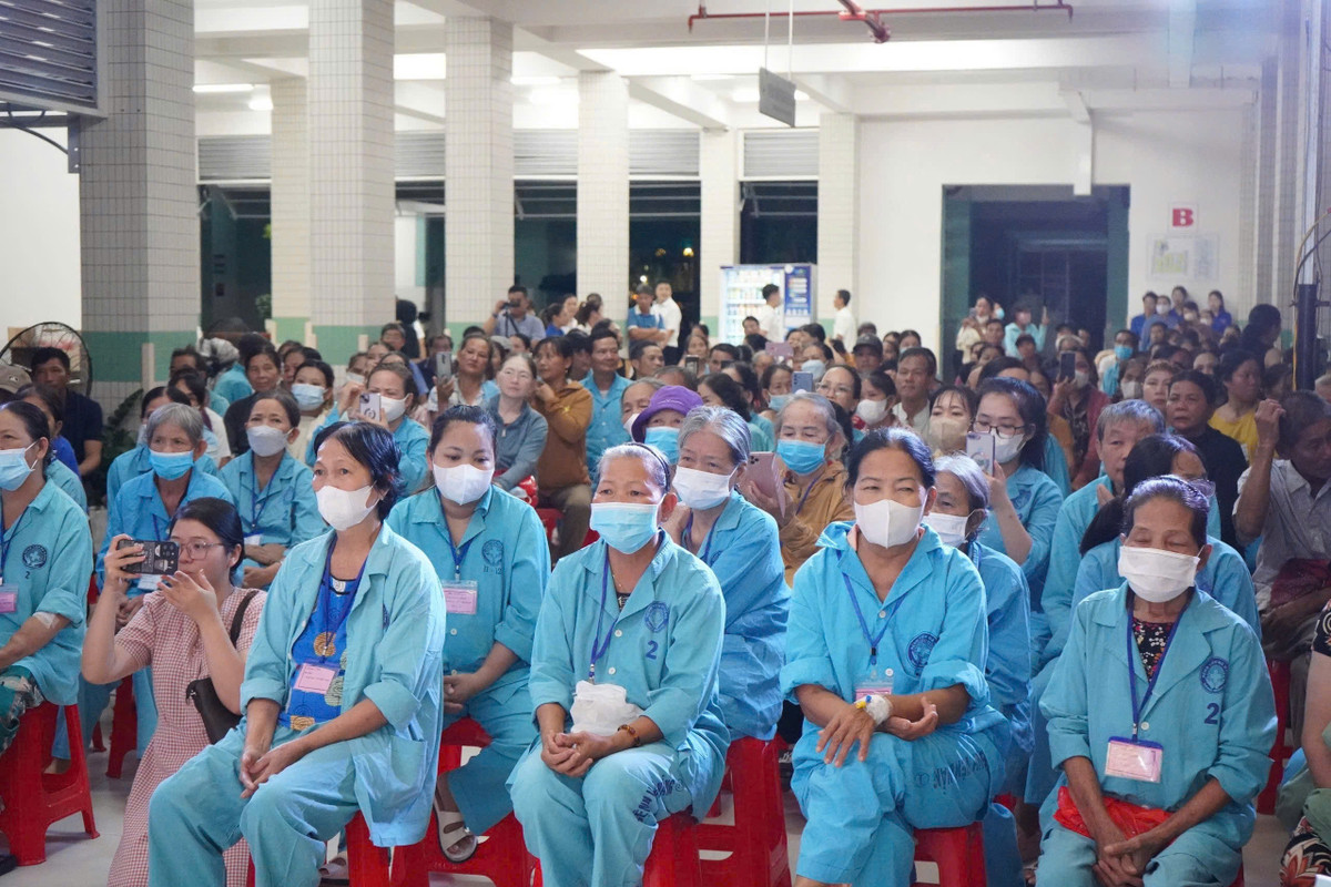 Nhiều nữ bệnh nhân bất ngờ với món quà 20/10 từ bệnh viện Nhieu nu benh nhan bat ngo voi mon qua 20/10 tu benh vien