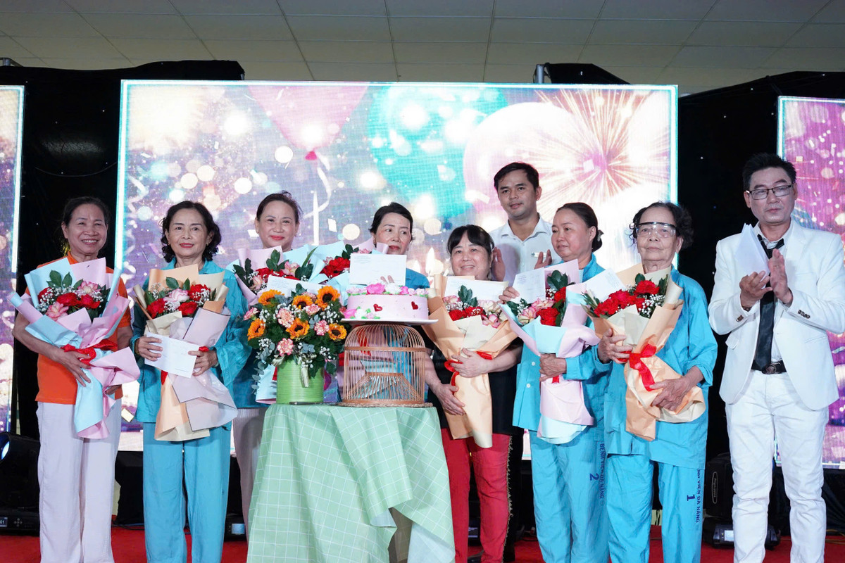 Nhiều nữ bệnh nhân bất ngờ với món quà 20/10 từ bệnh viện - Hình 4 Nhieu nu benh nhan bat ngo voi mon qua 20/10 tu benh vien-Hinh-4