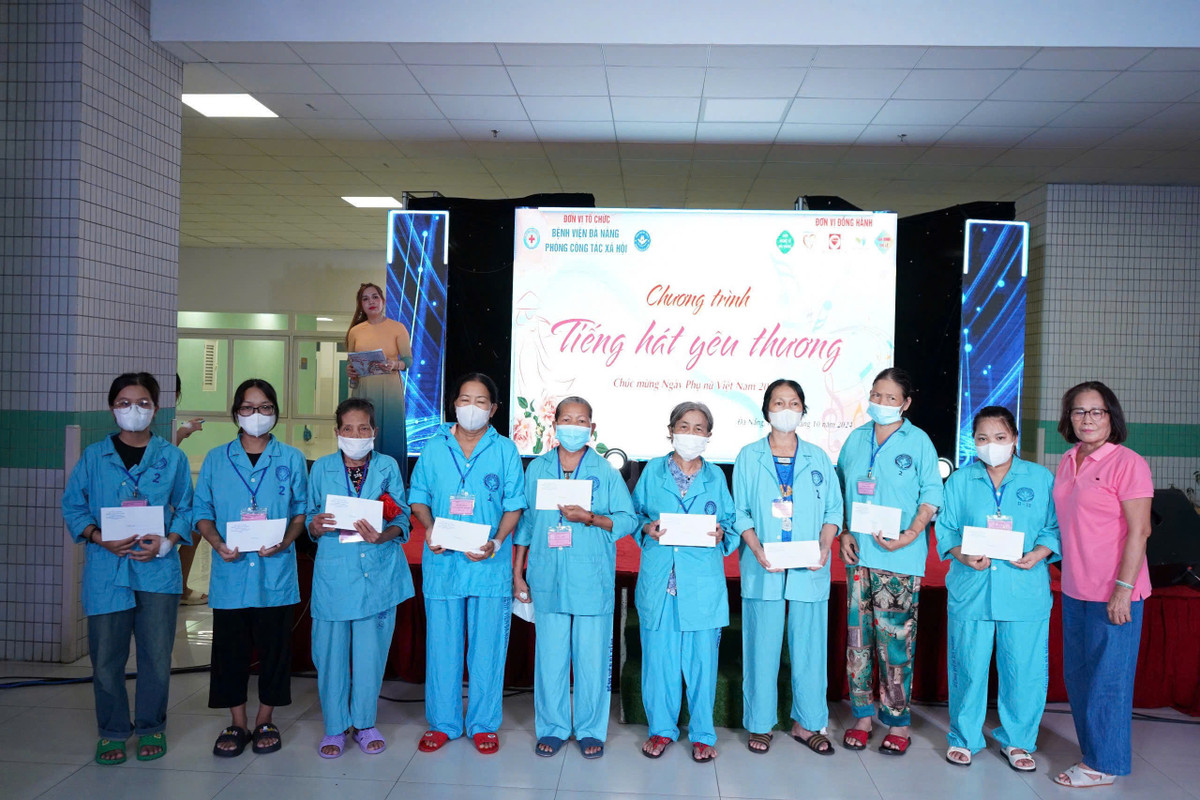 Nhiều nữ bệnh nhân bất ngờ với món quà 20/10 từ bệnh viện - Hình 3 Nhieu nu benh nhan bat ngo voi mon qua 20/10 tu benh vien-Hinh-3