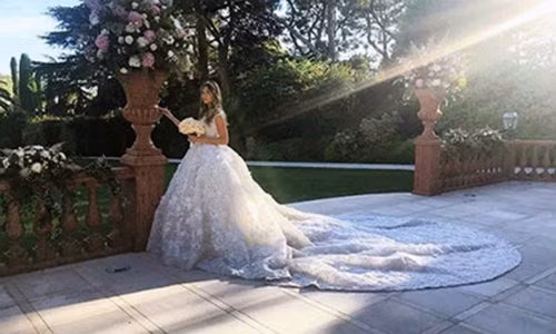 Trước đó, con gái của ông trùm người Nga Musa Bazhaev, Elina Bazhaeva diện váy trắng trị giá 240.000 bảng Anh (gần 7 tỷ đồng) trong ngày cưới. Ảnh: The Sun.