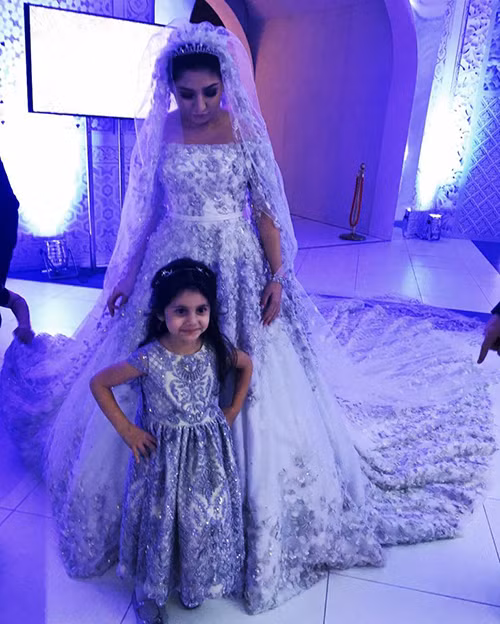 Chiếc váy đính nhiều viên ngọc trai và pha lê Swarovski. Ảnh: The Sun.