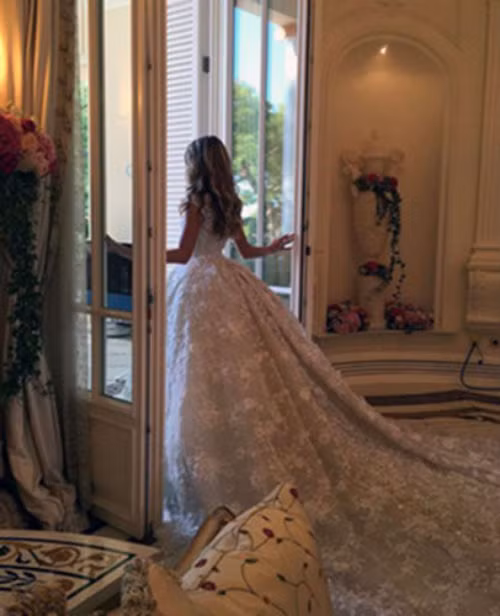 Chiếc váy là sản phẩm sáng tạo của nhà thiết kế thời trang người Li Băng - Zuhair Murad. Ảnh: The Sun.