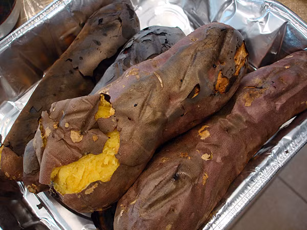 Khoai lang nướng trong tiếng Nhật là "Yakiimo". Đây được mệnh danh là món ăn đường phố yêu thích nhất Nhật Bản vào mùa đông. Ảnh: Yukicenter.